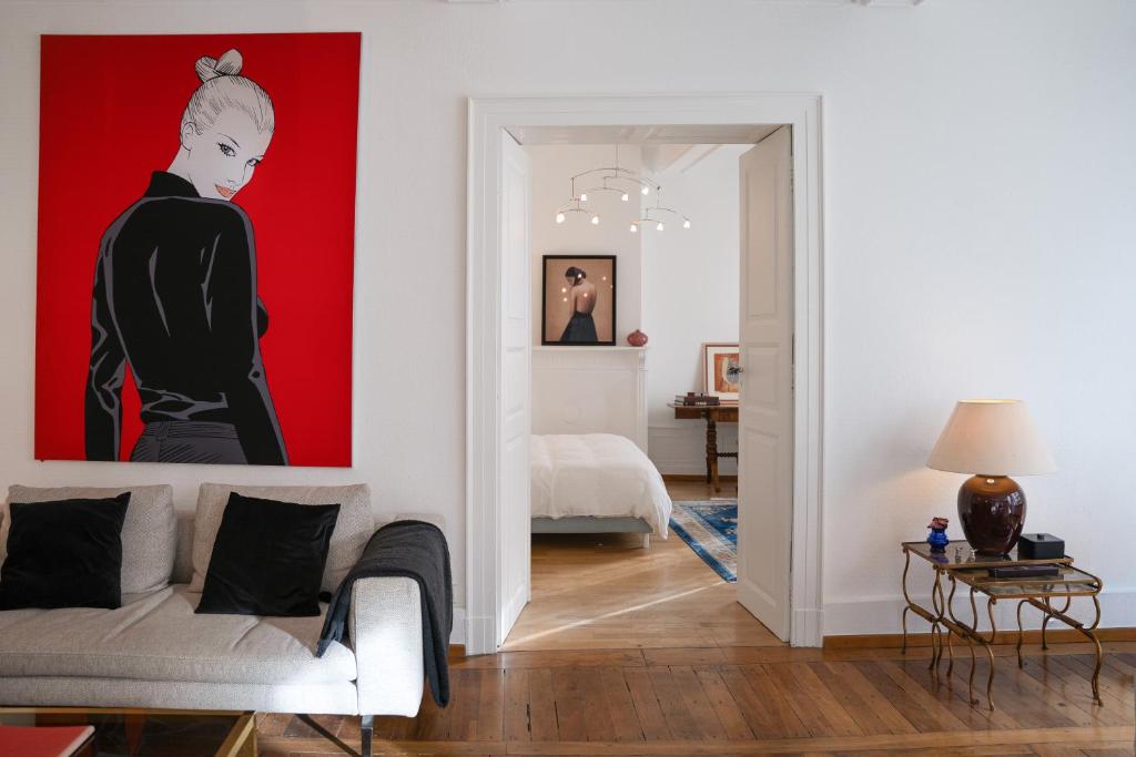 een woonkamer met een rode muur bij La Belle Époque Apartment in Luxemburg