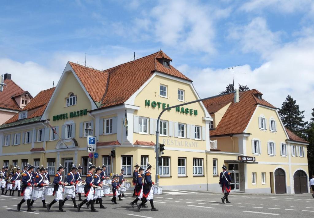 a marching band in front of a building at Hotel Hasen Kaufbeuren Allgäu in Kaufbeuren