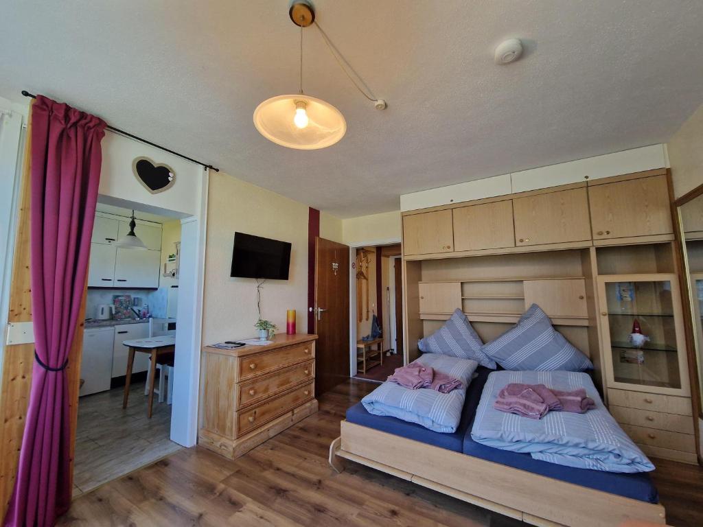 Ένα ή περισσότερα κρεβάτια σε δωμάτιο στο Allgäuer Bergerlebnis mit Hallenbad