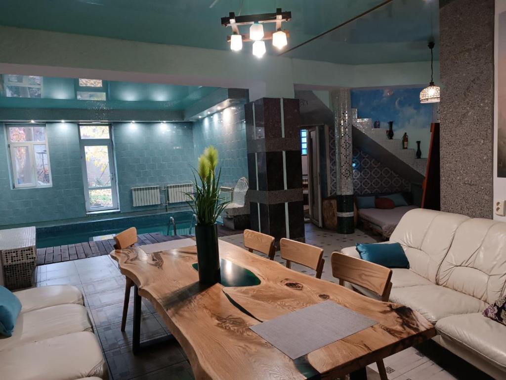 Posezení v ubytování Дом у моря с бассейном и сауной