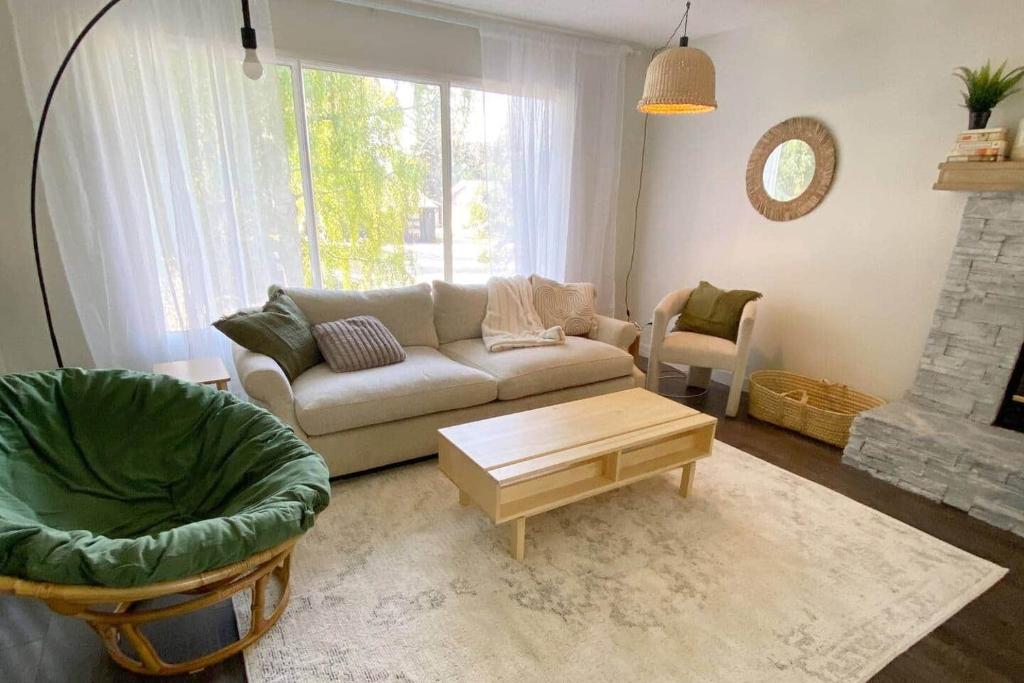 Χώρος καθιστικού στο Serene Family Getaway-4Bed 3Bath | Super Location