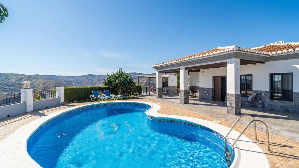 AlmácharにあるCasa Adrian Almachar by Ruralidaysの家の裏庭にあるプール