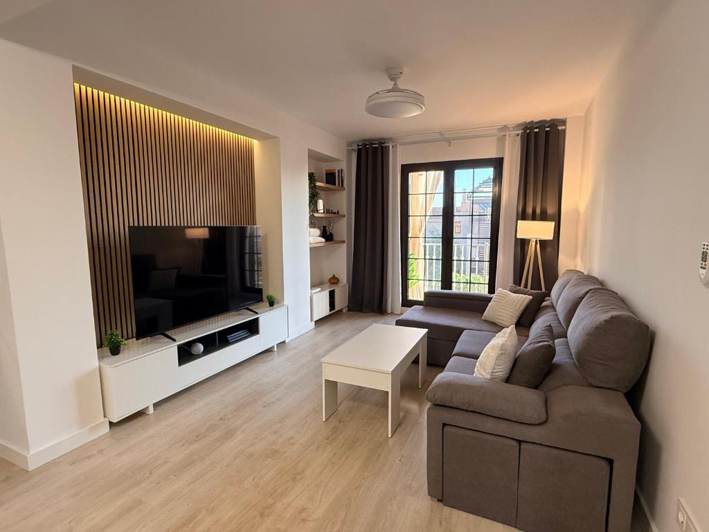 Μια τηλεόραση ή/και κέντρο ψυχαγωγίας στο Modern Cozy Apartment, Swimming Pool, Golf, WiFi, TV 65'', Air Conditioner