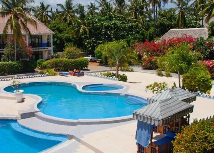 una piscina frente a una casa en Protels La Plage, en Bwejuu