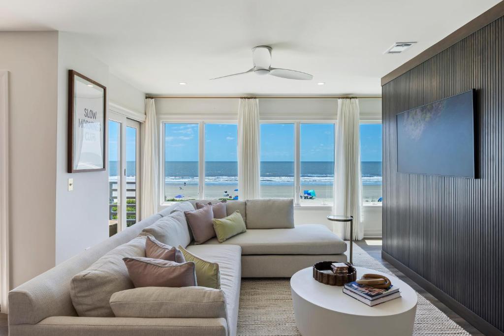 een woonkamer met een bank en uitzicht op de oceaan bij WS4456: 4456 Windswept in Kiawah Island