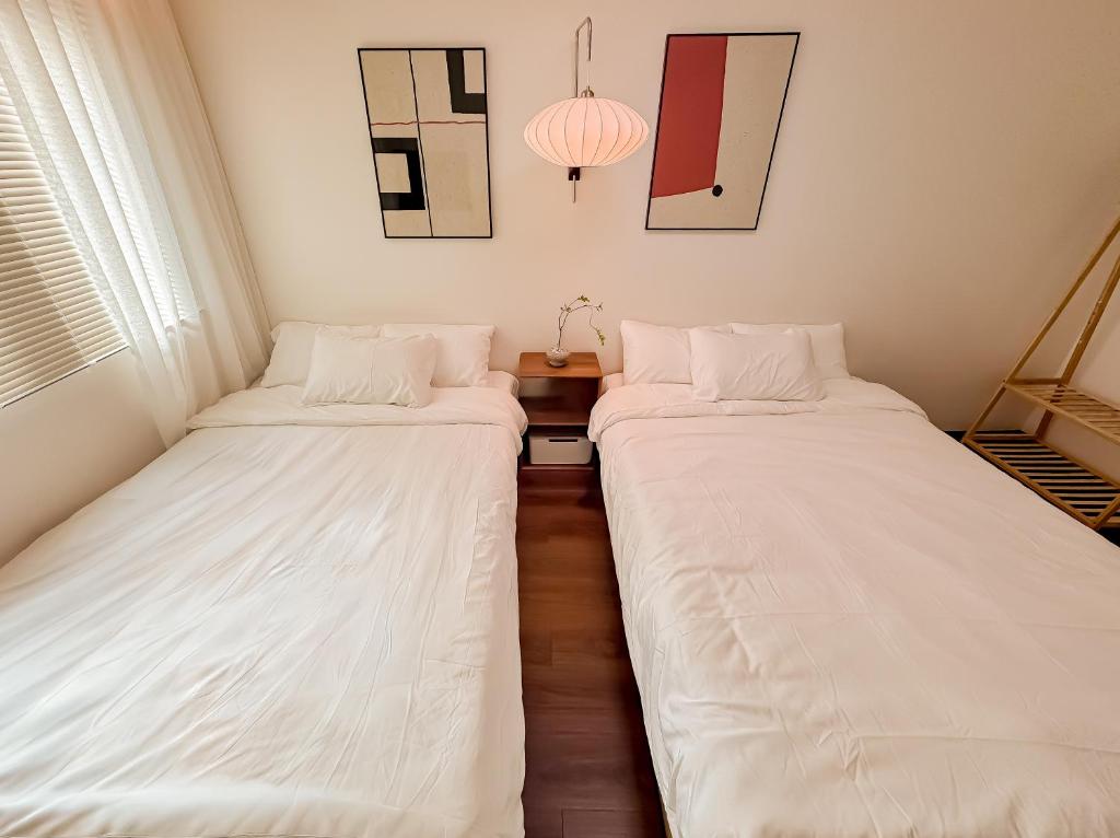 Postel nebo postele na pokoji v ubytování 혜화역, 종로, 명동5분,홍대,이태원20분