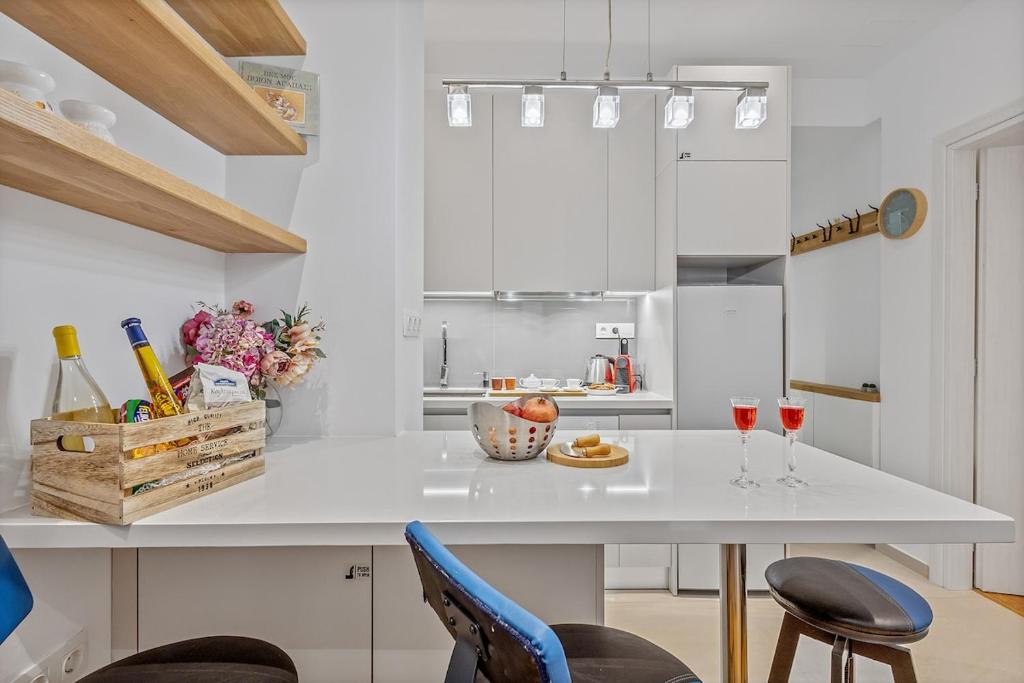 ピレウスにあるh2h NODEhome, fine, tech, smART apt piraeus 1' metroのキッチン(白いカウンター、ワイン2杯付)