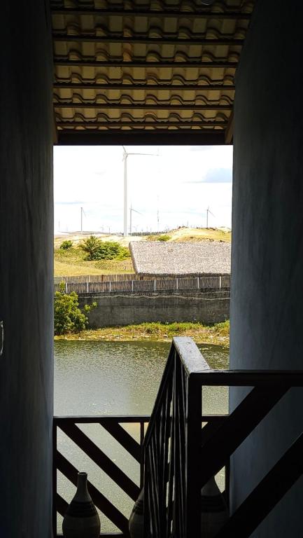 einen Balkon mit Flussblick in der Unterkunft Casa de Praia em Icaraizinho Anahí Lodge in Amontada