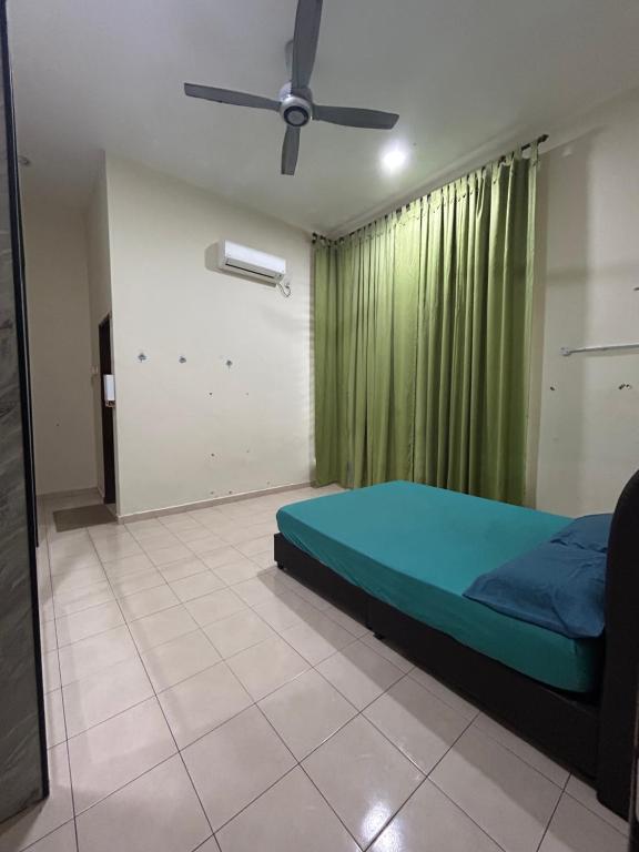 Postel nebo postele na pokoji v ubytování Homestay Teratak Mansha Balok Perdana, Kuantan, Pahang