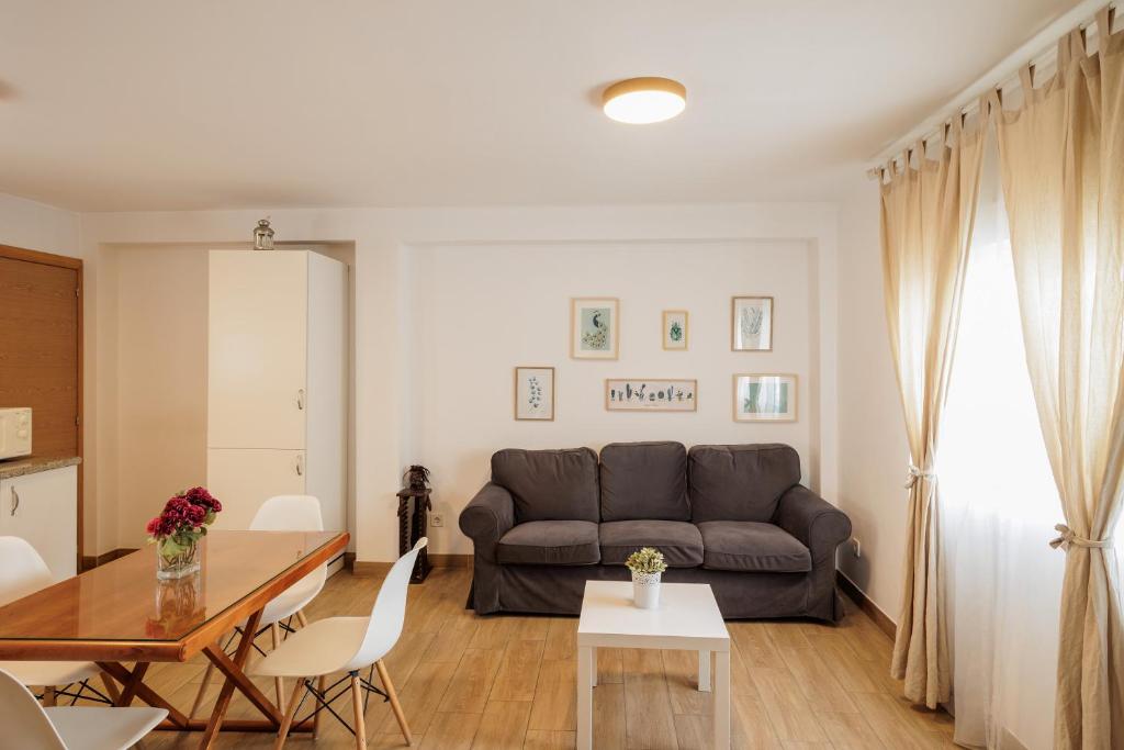 a living room with a couch and a table at En el Corazón de Sevilla in Seville