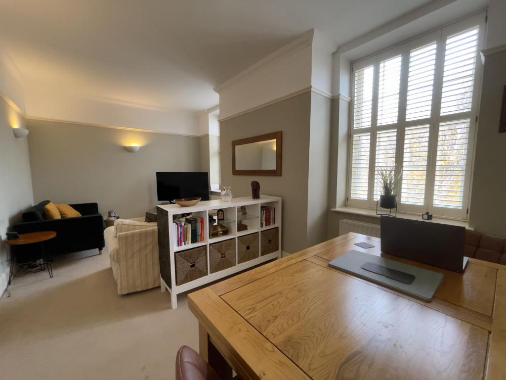 ein Wohnzimmer mit Tisch und Couch in der Unterkunft The Manor Retreat in Oxford