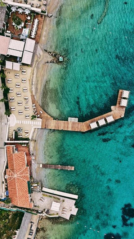een luchtzicht op een strand naast de oceaan bij Casa Nonna Bodrum - Adult Only in Bodrum City
