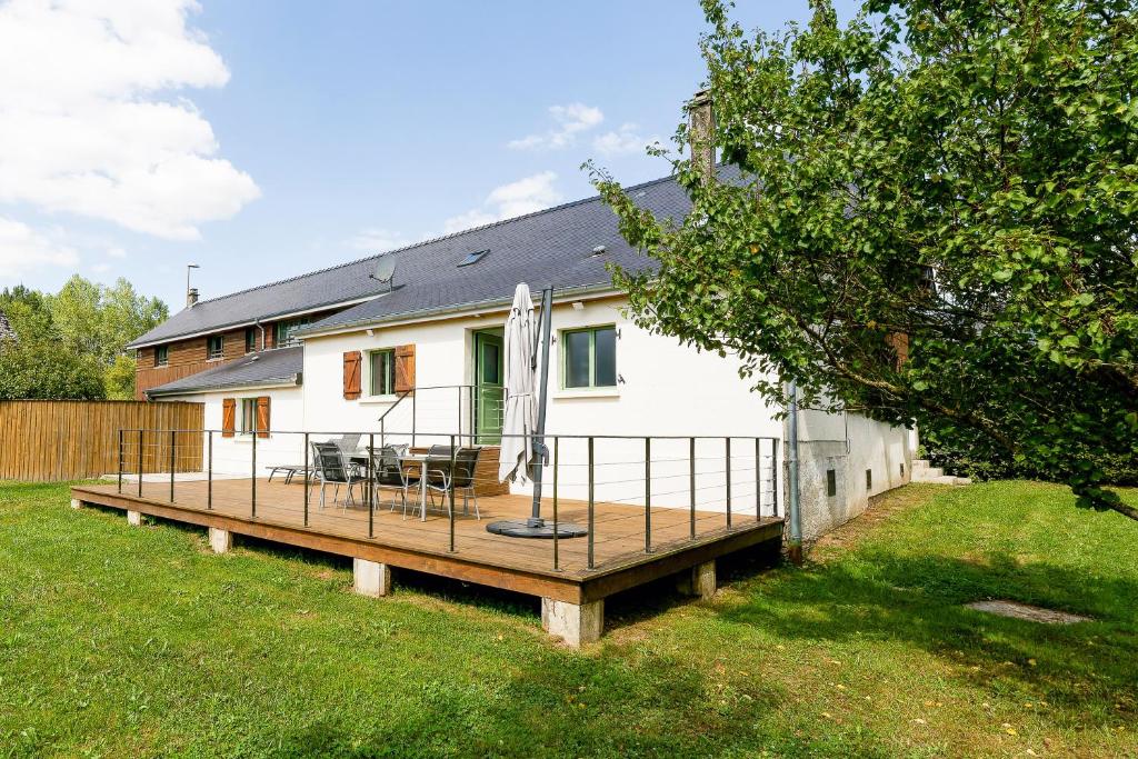 a large wooden deck in front of a house at Le Vert Bocage - Avec Jardin in Rouvroy-sur-Serre