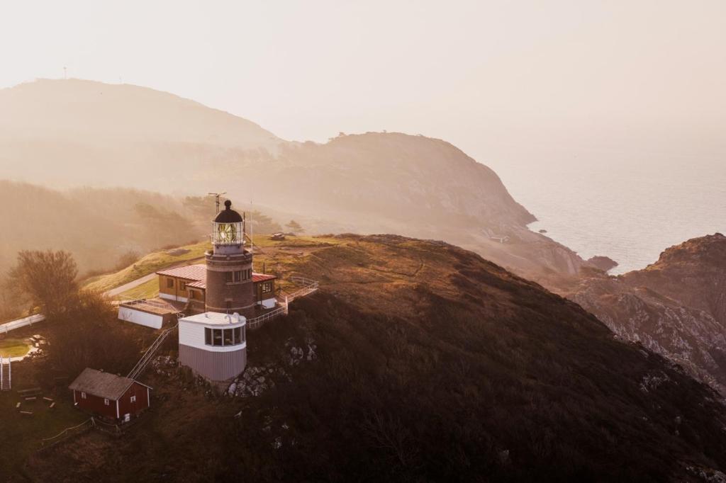 ヘガネスにあるFalknästetの海辺の丘灯台