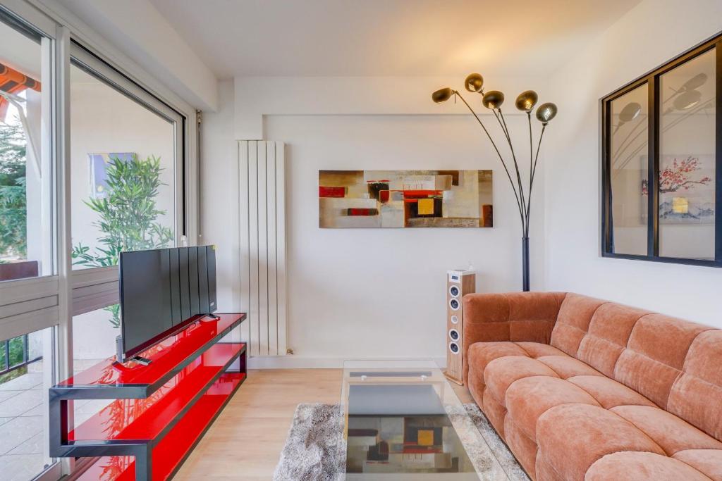 勒布斯卡L'Urban Light - Superbe T2 avec Terrasse的客厅里有一张沙发和一台电视