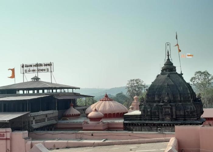 eine Gruppe von Gebäuden mit Kuppeln und Dächern in der Unterkunft Hotel Madhav bhakta nivas in Parli Vaijnāth