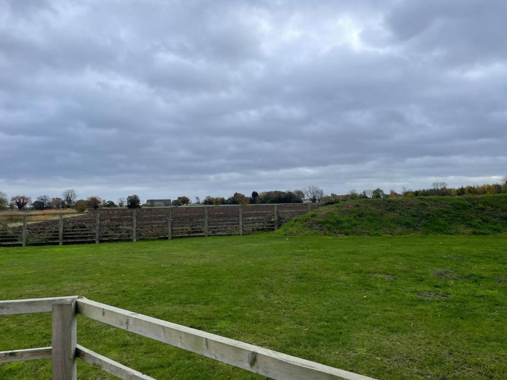 Fotografie z fotogalerie ubytování Three bedroom cabin with rural views and hot tub v destinaci Algarkirk