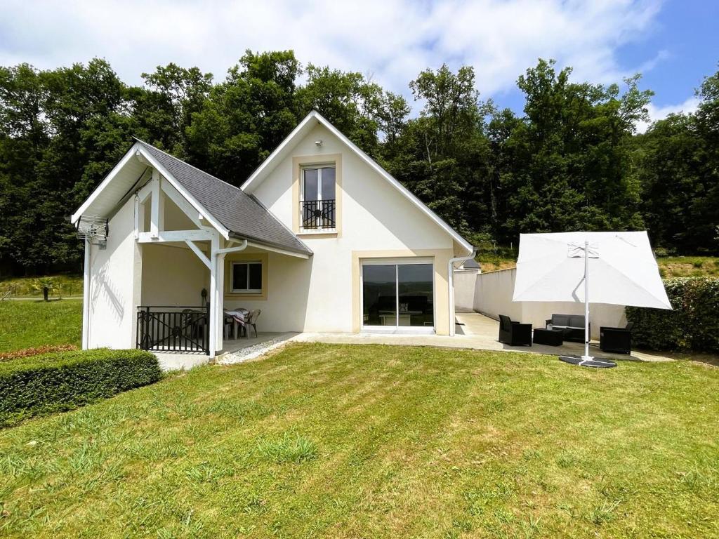 a white house with a windmill in the yard at Gite l'oree du bois in Livron