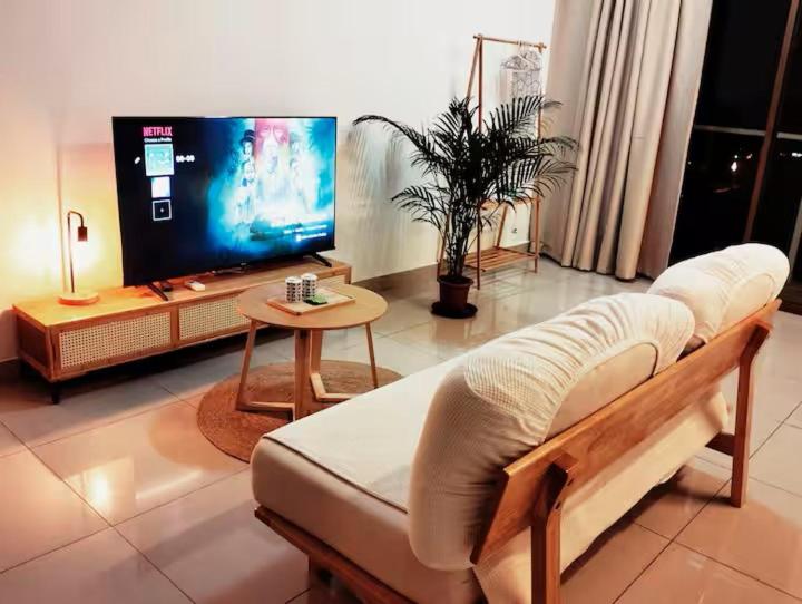 Μια τηλεόραση ή/και κέντρο ψυχαγωγίας στο 026 Palazio Apartment Muji House Mount Austin Wifi Netflix