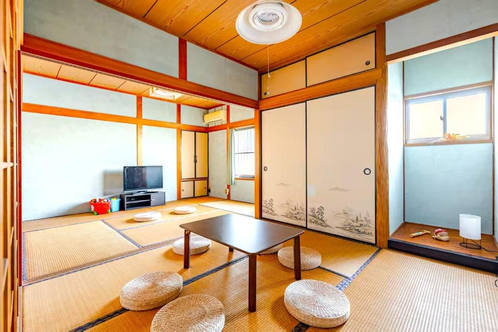 a living room with a table and two chairs at まほら in Fukuoka