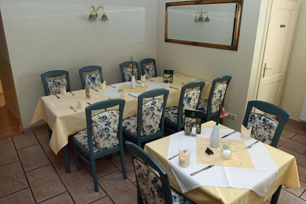 Restoran või mõni muu söögikoht majutusasutuses Hotel garni Goldene Henne