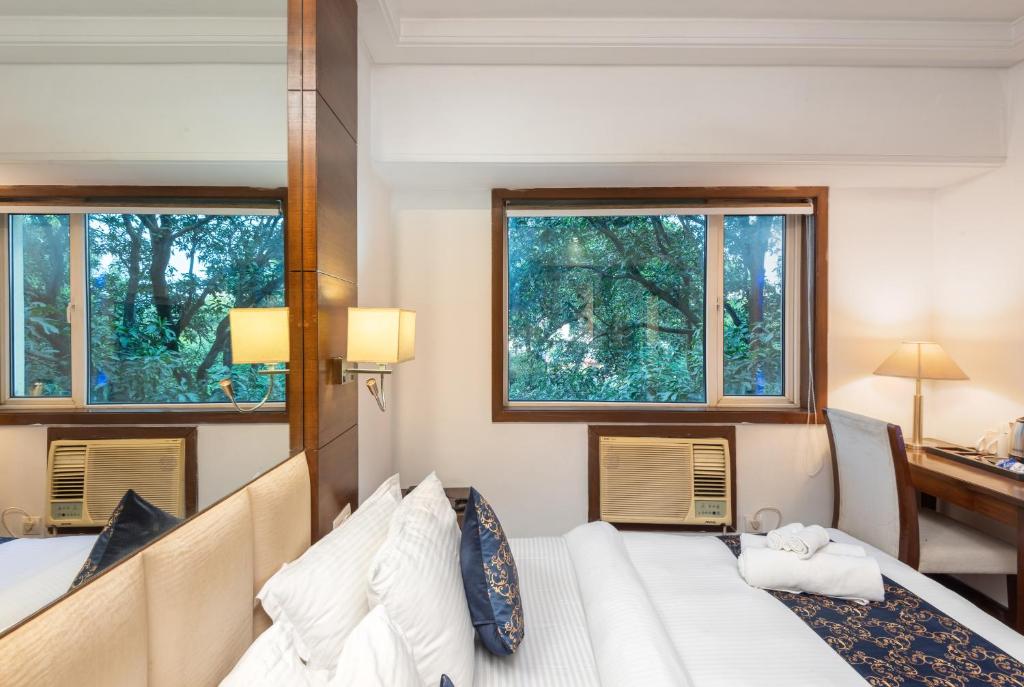 Postel nebo postele na pokoji v ubytování Royal Park Prime A Top Awarded Property in Haridwar