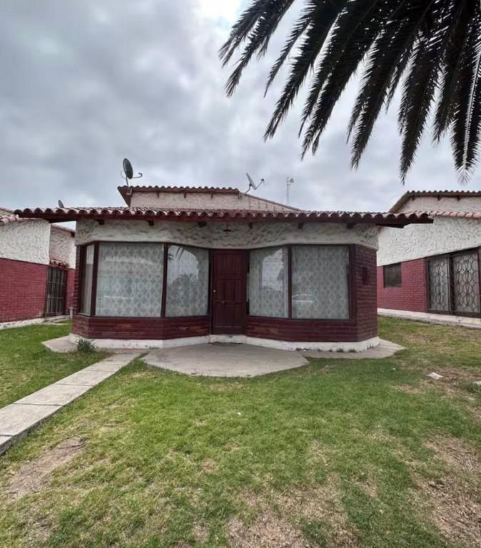 ラ・セレナにあるCómoda casa a pasos de la playaの庭に大きな玄関がある家