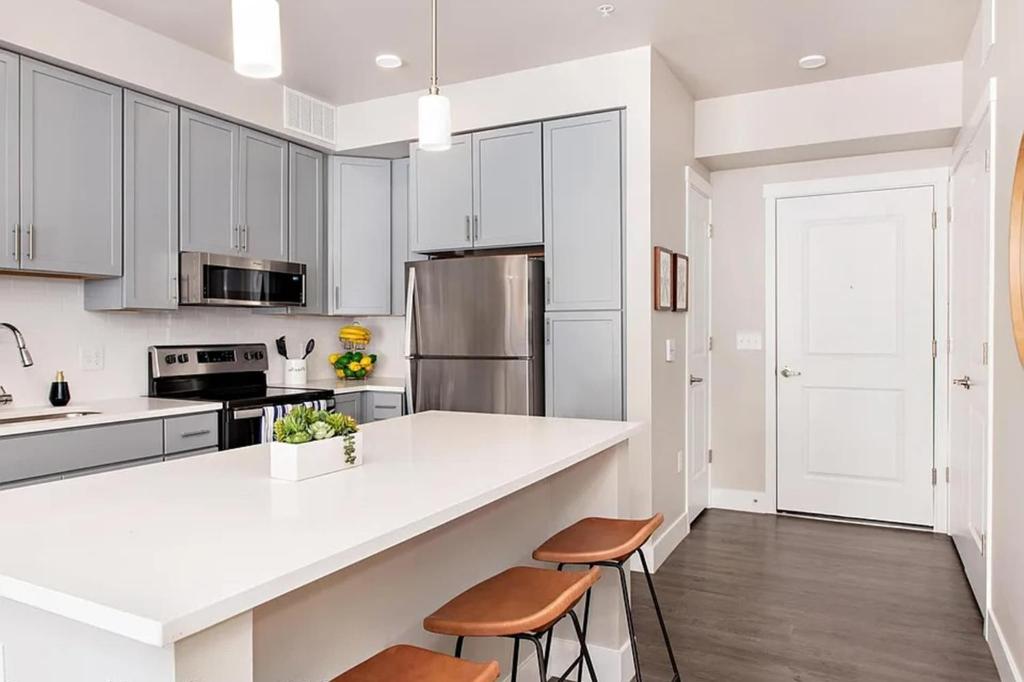 een keuken met witte kasten en een wit aanrecht bij Modern living at The Carter in Glenwood Springs