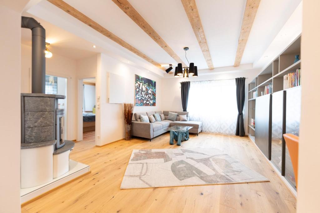 una sala de estar con un sofá y una chimenea en Zeller Panorama, en Mariazell