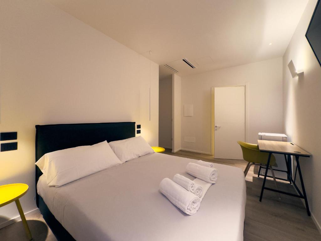 a bedroom with a bed with two towels on it at Dimora in Prato in Padova