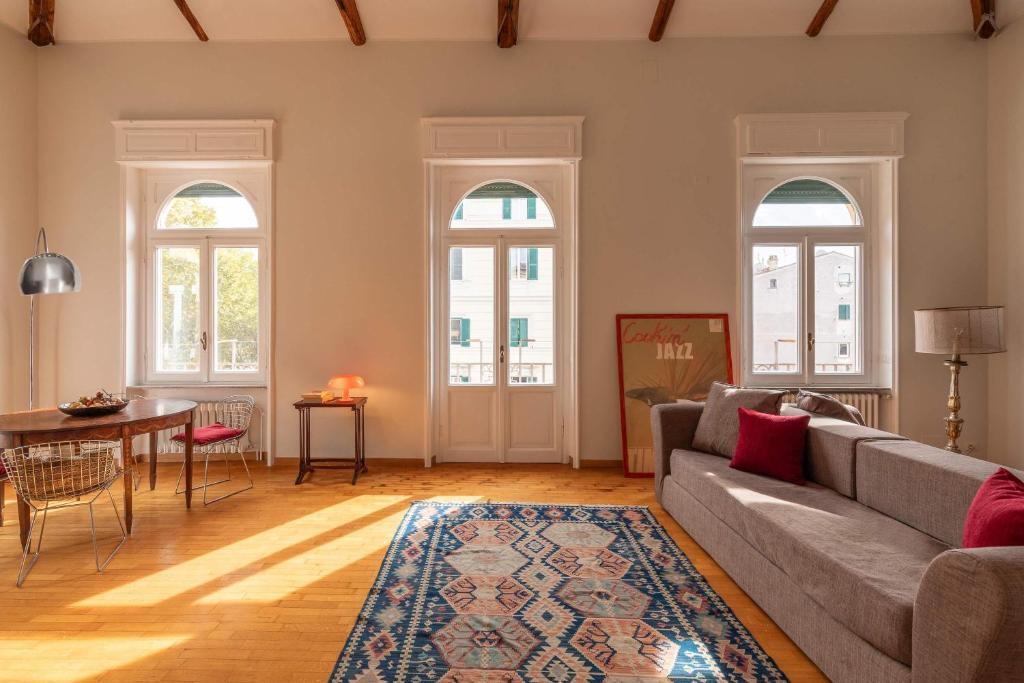 Trilussa Classy Terrace Apartment by RomeLoft