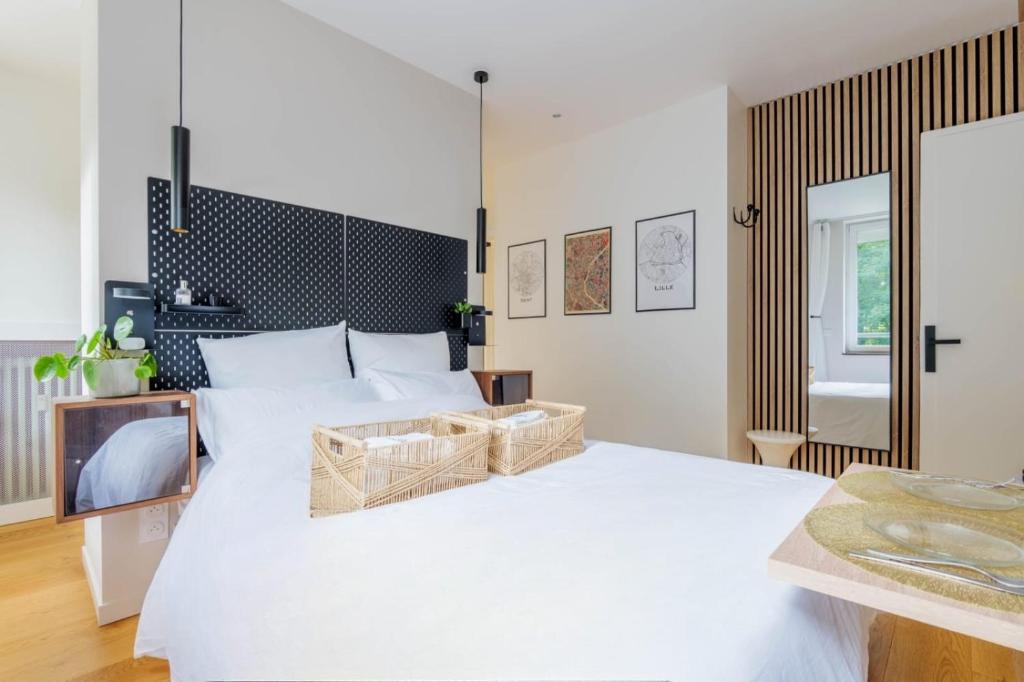 Postel nebo postele na pokoji v ubytování L'Elégance, Suite Premium - Lille Lomme - Netflix