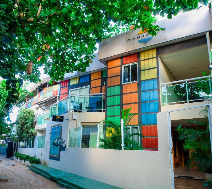een gebouw met een regenbooggevel bij Mansomar in Jericoacoara