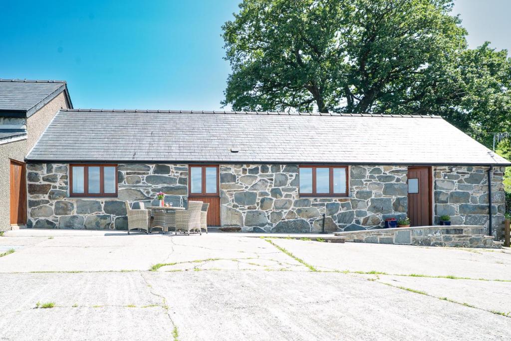 TalsarnauにあるBeudy-Talsarnauの石造りのコテージ(テーブル付)