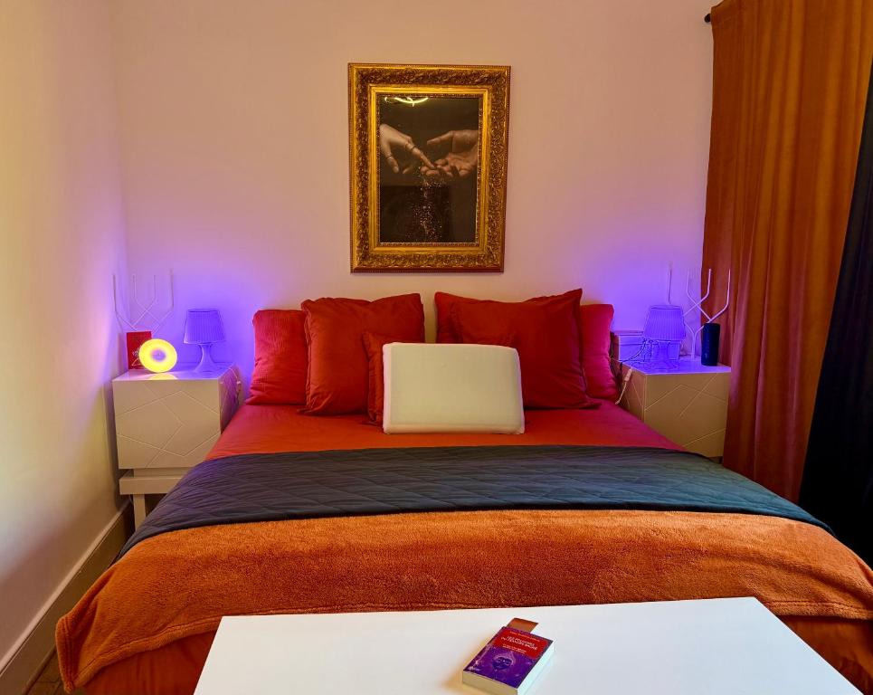 une chambre avec un lit avec un ordinateur portable dessus dans l'établissement Ora apartment Montreux, à Arni Alp