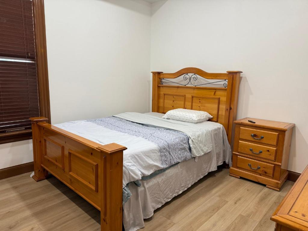 Giường trong phòng chung tại Downtown residence room 1