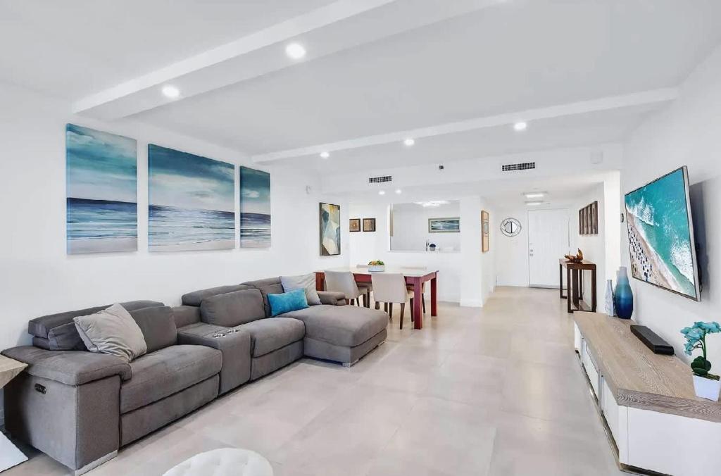 Χώρος καθιστικού στο Elegant Two-Bedroom Oceanfront Penthouse with Private Balcony