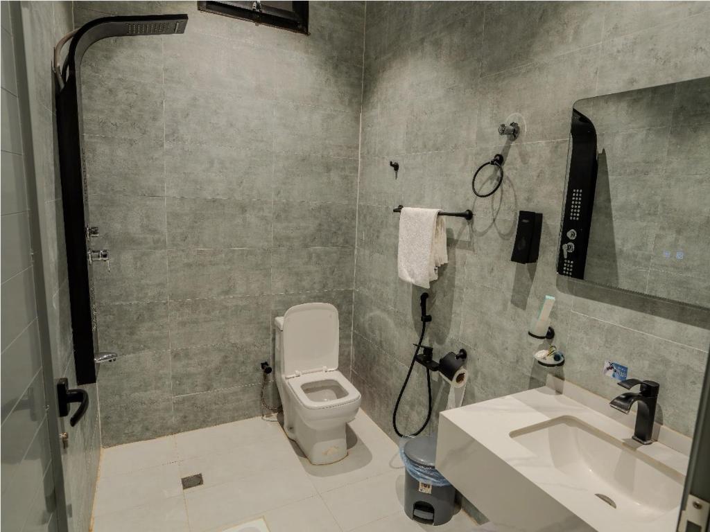 a bathroom with a toilet and a sink at قمة حياة للشقق المفروشة in Hafr Al Baten