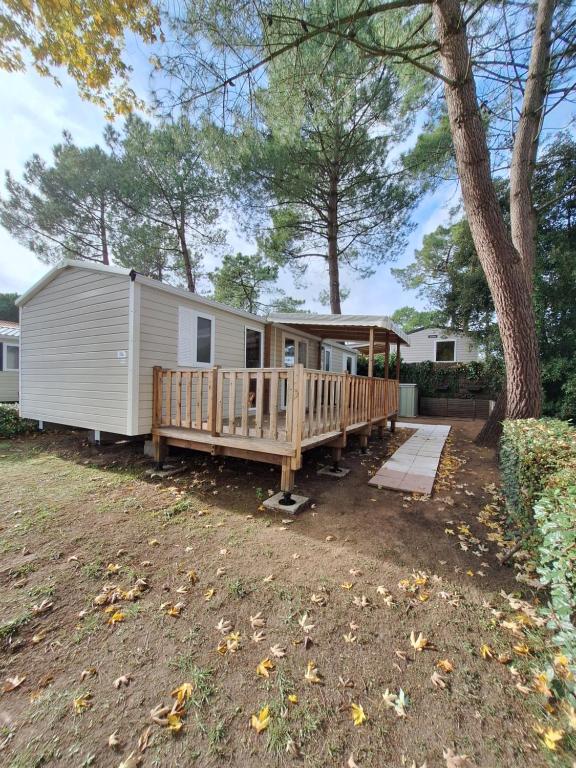 Jardin de l'établissement mobil-home family 6 personnes, 3 chambres Camping 4 étoiles bois dormant