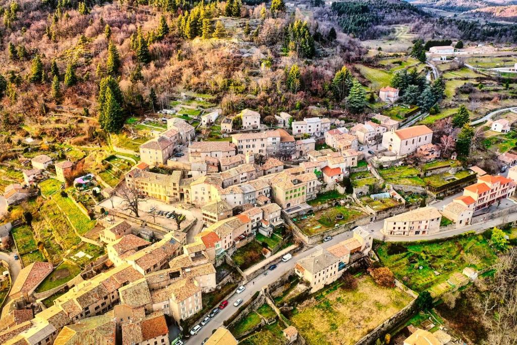 Vue générale sur Chalencon ou vue de la ville depuis la maison de vacances