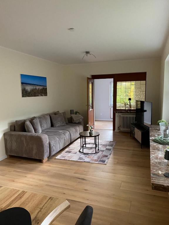 ein Wohnzimmer mit Sofa und Tisch in der Unterkunft Frieslandliebe in Schortens