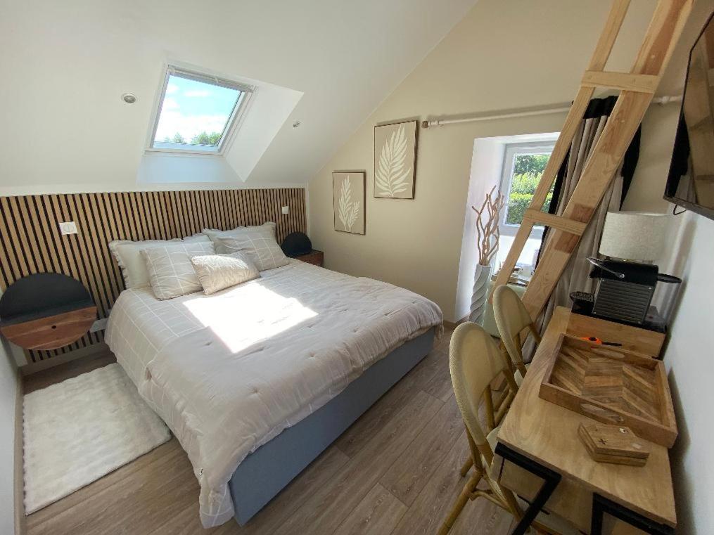 Ένα ή περισσότερα κρεβάτια σε δωμάτιο στο Chambre Chic et Charme dans Moulin