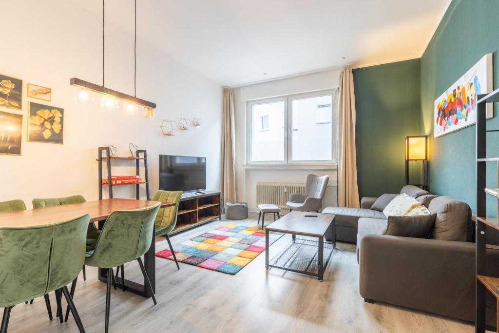 オスナブリュックにあるModernes 72qm Apartment zentral mit Küche und Boxspringbettのテーブルとソファのあるリビングルーム