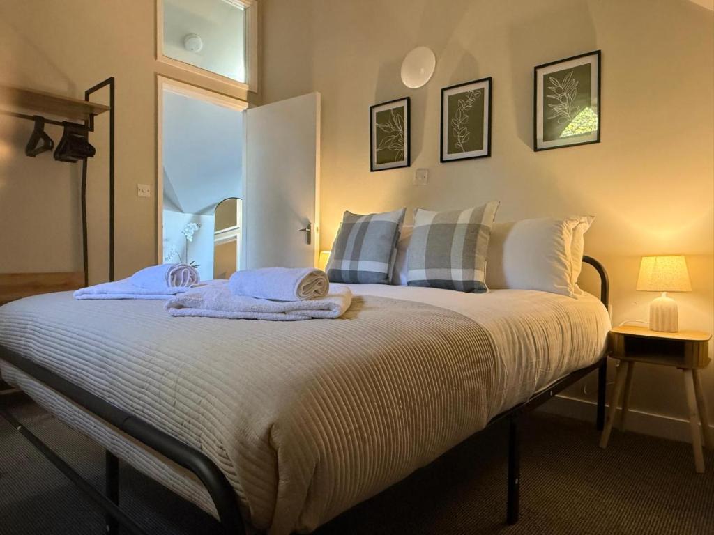 ein Schlafzimmer mit einem Bett mit Handtüchern darauf in der Unterkunft School Path in Ironbridge