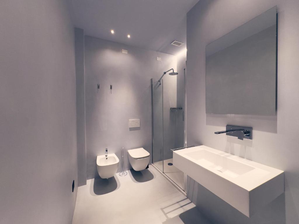 a bathroom with a sink and a toilet and a mirror at Dimora in Prato in Padova
