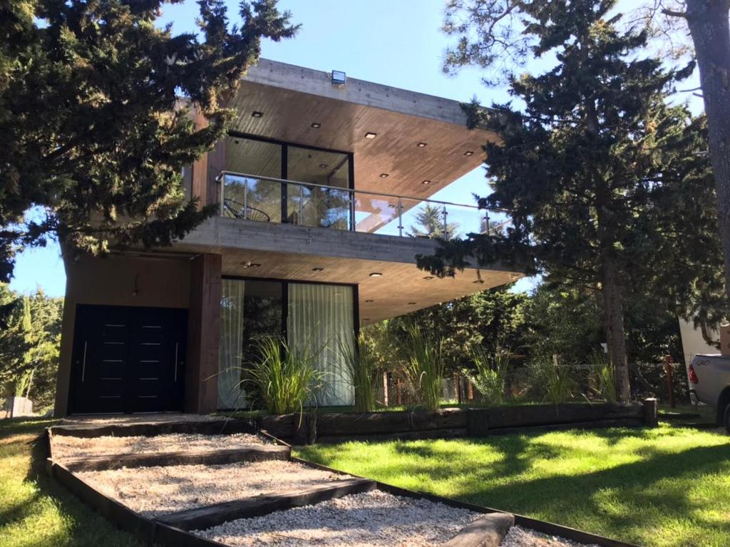 a modern house with a glass facade at Hermosa casa de playa in Mar de las Pampas