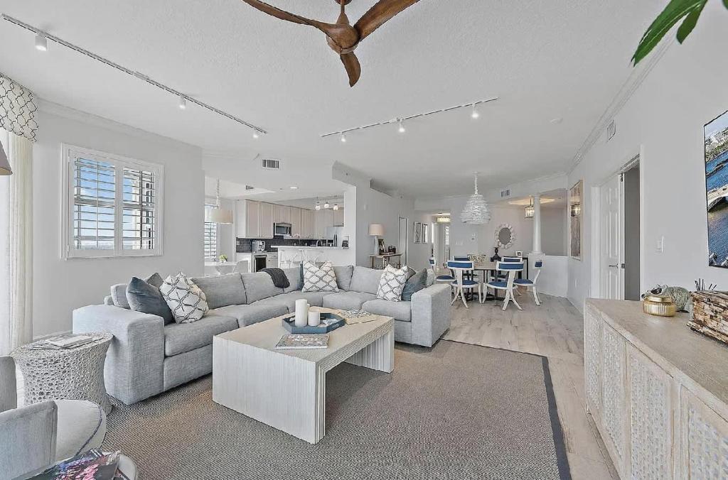 een woonkamer met een bank en een tafel bij Luxurious Three-Bedroom Oceanfront Penthouse with Resort Amenities in Selhaven