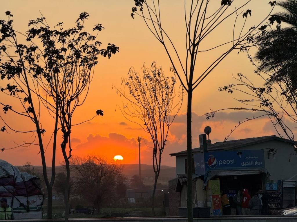 Η ανατολή ή δύση του ηλίου όπως φαίνεται από αυτό το ξενοδοχείο ή από εκεί κοντά