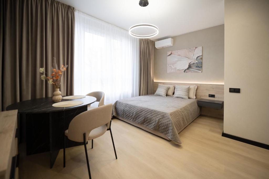 Ένα ή περισσότερα κρεβάτια σε δωμάτιο στο Затишні апартаменти біля метро Житомирська, світло є завжди