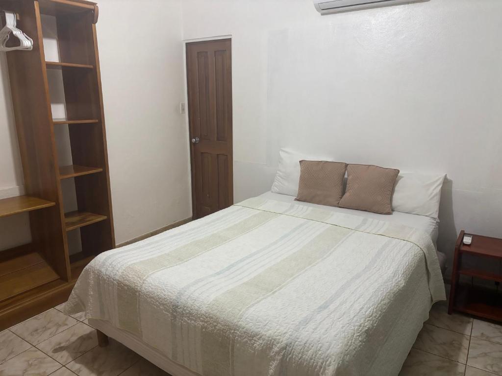 Un dormitorio con una cama grande con sábanas blancas. en Casitas Diquis, en Ojochal